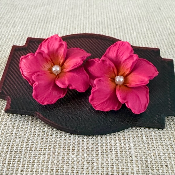 Pink Floral Stud Earrings and Wire Mesh Earrings - Picture 4 of 7